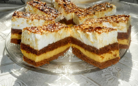 Kávés, krémes sütemény