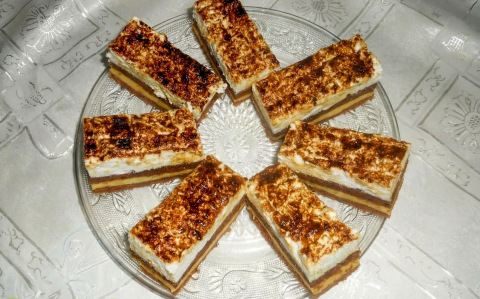 Kávés, krémes sütemény