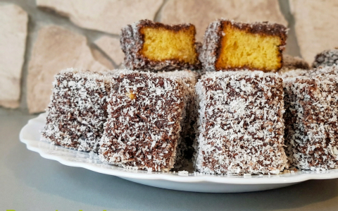 Kókuszkocka mézes piskótából