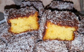 Kókuszkocka mézes piskótából