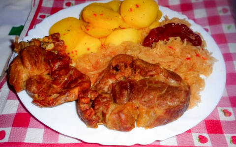 Sült tarja párolt káposztával és burgonyával recept fotóval Sült tarja párolt káposztával és burgonyával