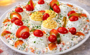 Kaszinótojás franciasaláta ágyon