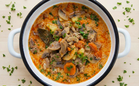 Tejfölös-gombás zúzagulyás