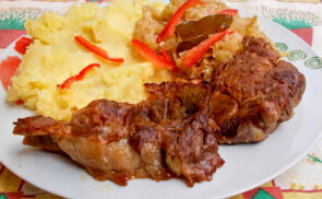 Fokhagymás sült tarja körettel