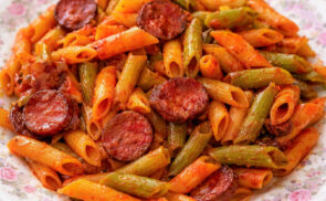 Kolbászpörkölt színes pennével