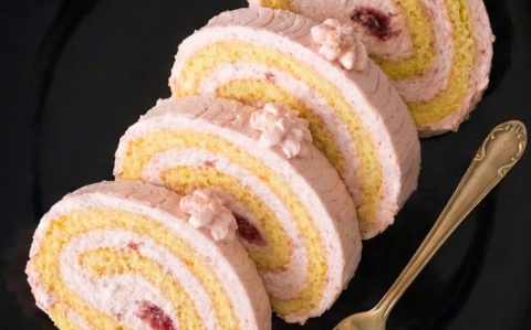 Eper joghurtos piskóta tekercs