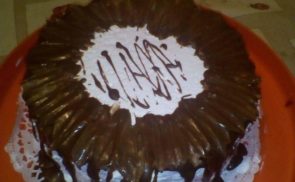 Feketeerdő torta csoki díszítéssel