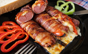 Töltött virsli sajtágyon