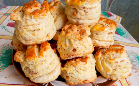 Sajtos-tepertős pogácsa