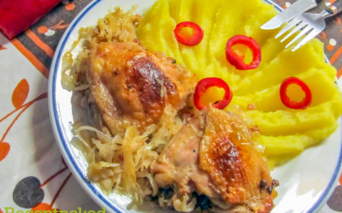Csirkecombok káposzta ágyon recept fotóval Csirkecombok káposzta ágyon