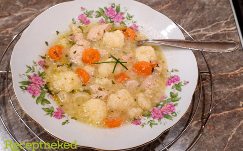 Raguleves túrógombóccal