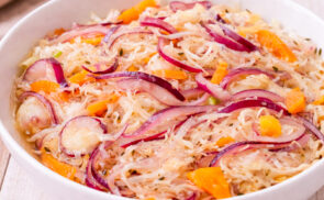 Lilahagymás káposzta saláta