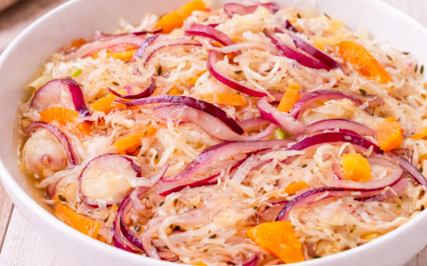 Lilahagymás káposzta saláta