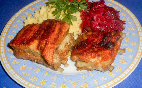 Sült oldalas párolt savanyúsággal, burgonyapürével