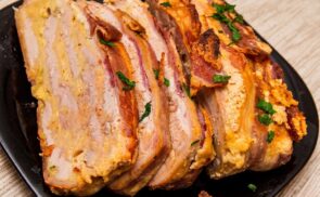Sajtos csirkemell baconben