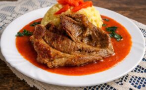 Fokhagymás sült tarja paradicsomos mártással