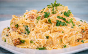 Kolbászos füstölt sajtos tészta