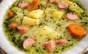 Tárkonyos burgonya leves virslivel