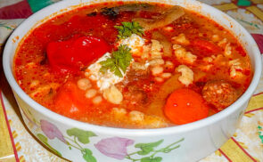 Savanyú bableves bőrkével és kolbásszal