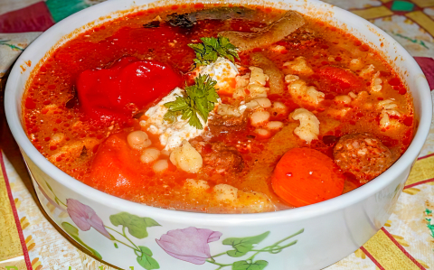 Savanyú bableves bőrkével és kolbásszal