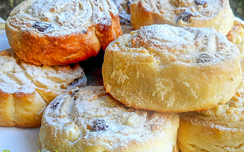 Túrós-mazsolás csiga és kifli recept fotóval Túrós-mazsolás csiga és kifli