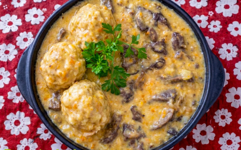 Egyszerű szalontüdő  zsemlegombóccal