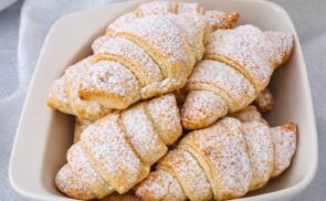 Túró alapú lekváros kiflik