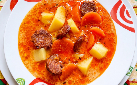 Tárkonyos, kolbászos burgonyaleves