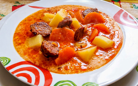 Tárkonyos, kolbászos burgonyaleves