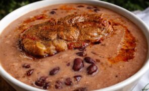 Tejfölös babfőzelék pörkölttel