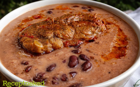 Tejfölös babfőzelék pörkölttel