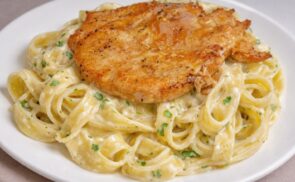 Sertésszelet sajtos, tejszínes tésztával