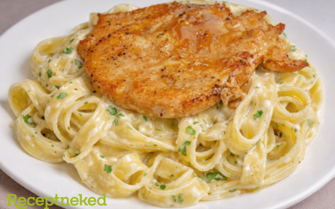 Sertésszelet sajtos, tejszínes tésztával