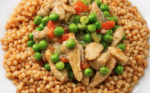 Zöldborsós tokány pirított tarhonyával