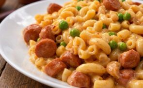 Tejfölös-virslis tészta