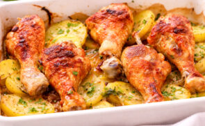 Hagymás burgonyán sült csirkecombok