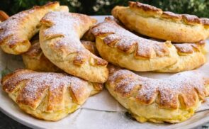 Túrós, pudingos kelt kifli