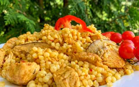 Tarhonyás, vargányás csirkepörkölt