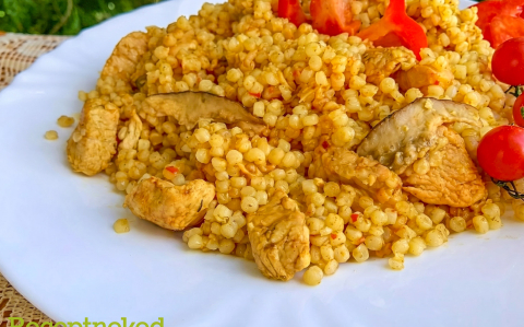 Tarhonyás, vargányás csirkepörkölt