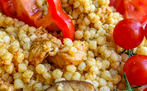 Tarhonyás, vargányás csirkepörkölt