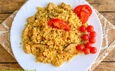 Tarhonyás, vargányás csirkepörkölt