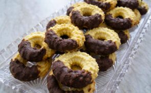 Vaníliás karika csokoládéba mártva