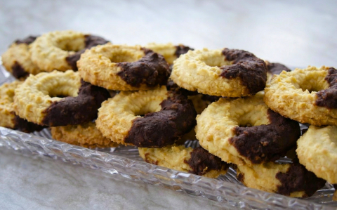 Vaníliás karika csokoládéba mártva