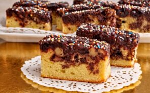 Fűszeres meggyes, diós kevert sütemény