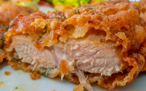 Lilahagymás bundában sült csirkecomb