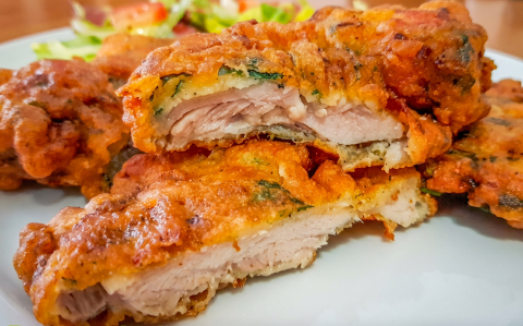 Lilahagymás bundában sült csirkecomb