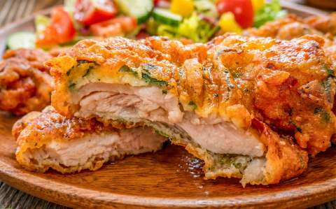 Lilahagymás bundában sült csirkecomb