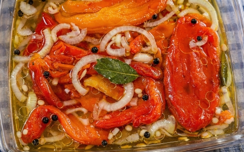Marinált sült paprika saláta