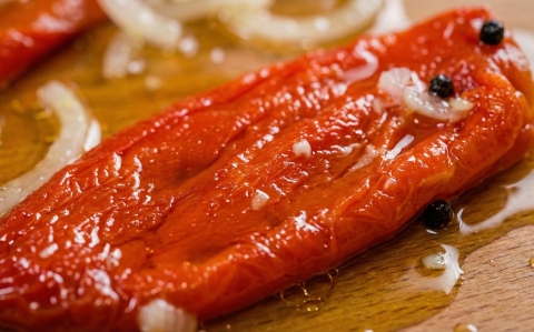 Marinált sült paprika saláta