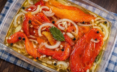 Marinált sült paprika saláta